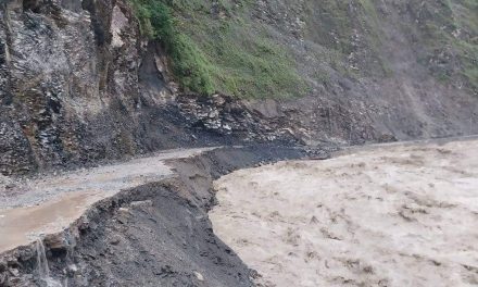 सेती नदीले सडक कटान गरेपछि यातायात बन्द