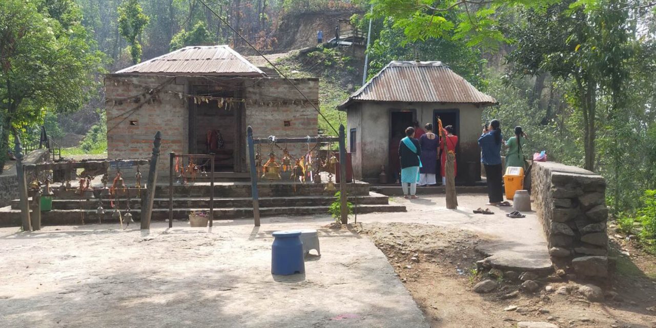 गोरखाको अकला मन्दिर पुन:निर्माण अलपत्र पारेर ठेकेदार बेपत्ता