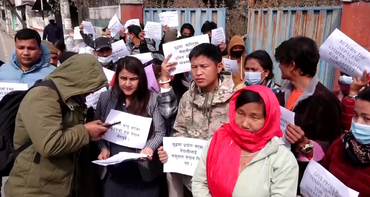 रुसी सेनामा भर्ना भएका नेपाली युवाका परिवारद्वारा रूसी राजदूतावास अगाडि धर्ना