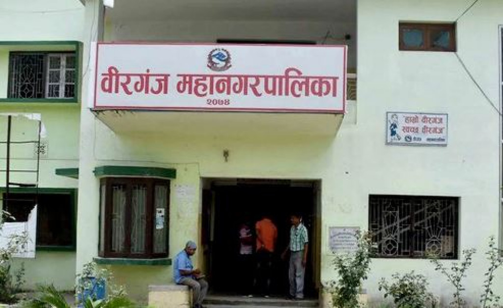 बेवारिसे सवारीसाधन हटाउँदै वीरगञ्ज महानगर