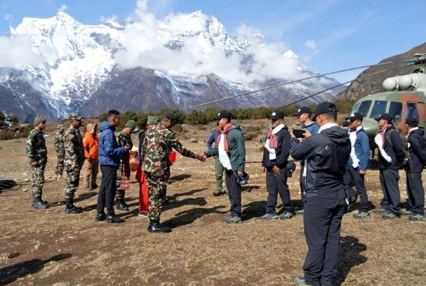 नेपाली सेनाको हिमाल सफाइ टोली सगरमाथा आधार शिविरतर्फ