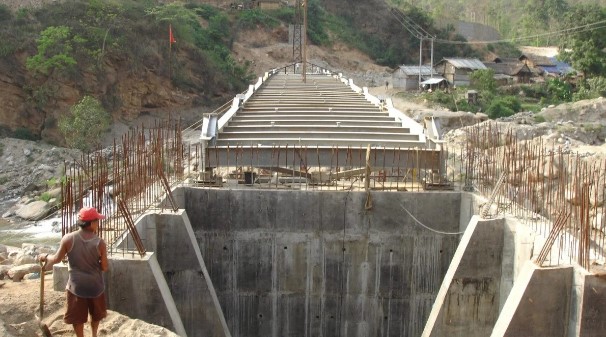 त्रिवेणीमा निर्माणाधीन पुलको काम अघि बढेन