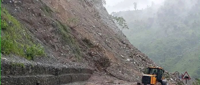 दव्ल्याङमा पहिरोले कालीगण्डकी करिडोर ठप्प