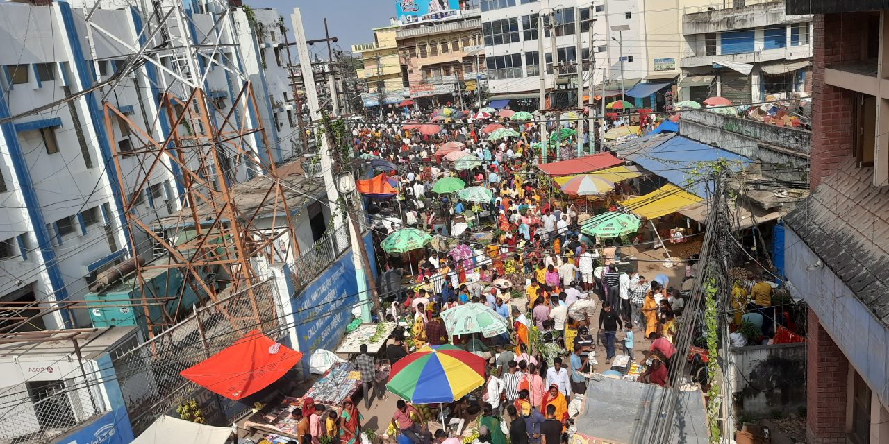 वीरगञ्जमा छठका सामान किनमेल गर्नेको घुइँचो
