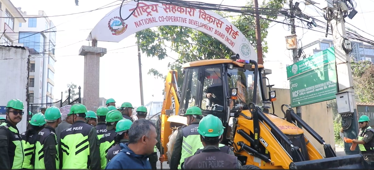 राष्ट्रिय सहकारी विकास बोर्डको अनधिकृत संरचनामाथि ललितपुर महानगरले चलायो डोजर