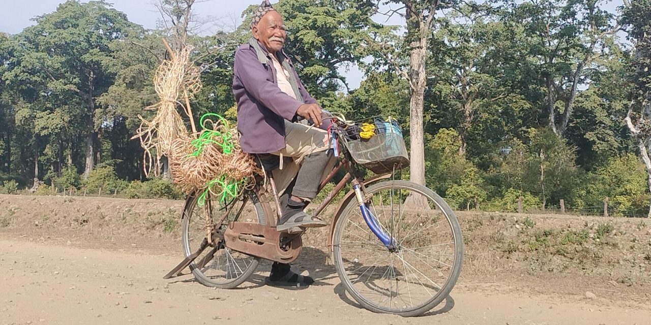 चौरासी वर्षमा पनि गाउँबस्ती डुल्दै व्यापार
