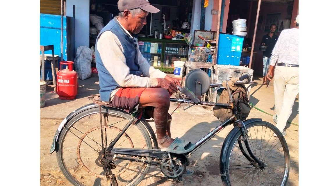 हतियारमा ‘धार’ लगाएर जीविकोपार्जन गरिरहेका ७० वर्षीय मुखिया