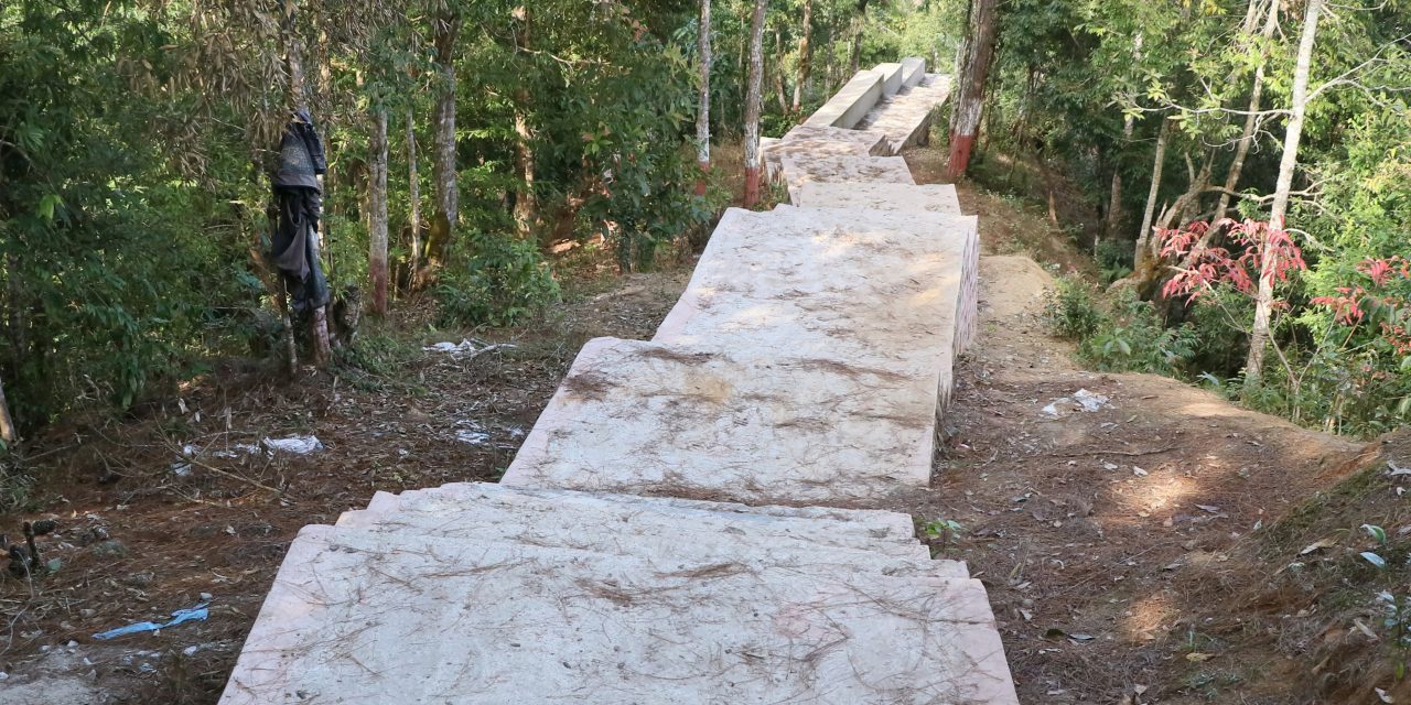 पर्यटकीयस्थल मझुवागढीमा निर्माण गरिएको पदमार्ग मापदण्डविपरित