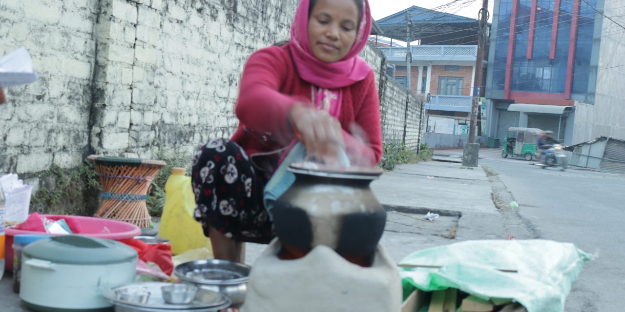जाडोमा भक्का बेचेर खर्च जुटाउदै महिला