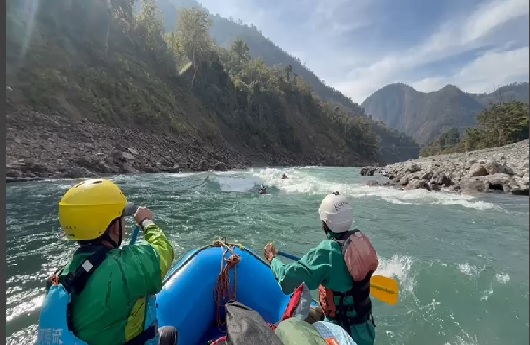 भीरमा अड्किएका ८ जनाको उद्धार