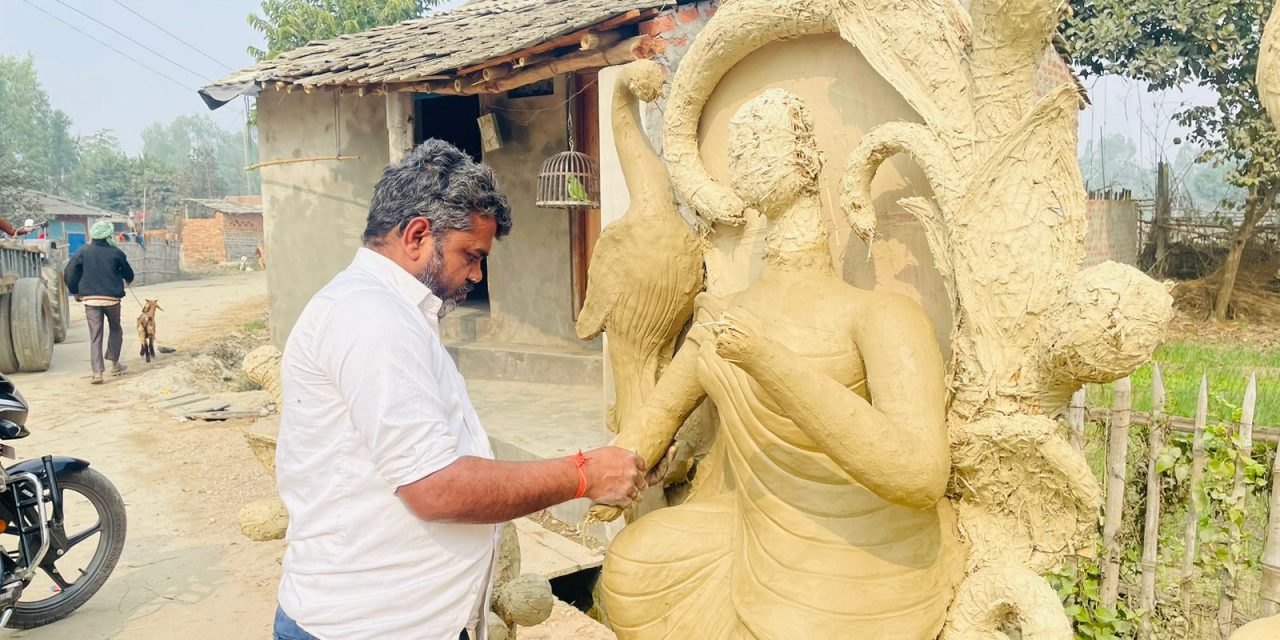सरस्वतीको मूर्ति निखार्दै मूर्तिकार