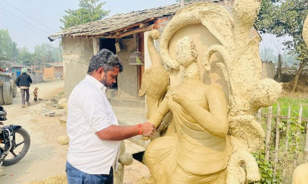 सरस्वतीको मूर्ति निखार्दै मूर्तिकार
