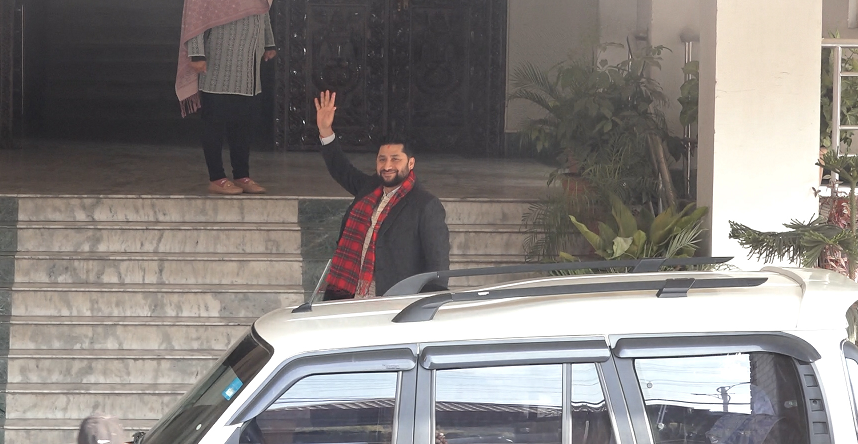 निलम्बन फुकुवाको निवेदन लिएर सभामुख कार्यकक्षमै पुगे रवि लामिछाने