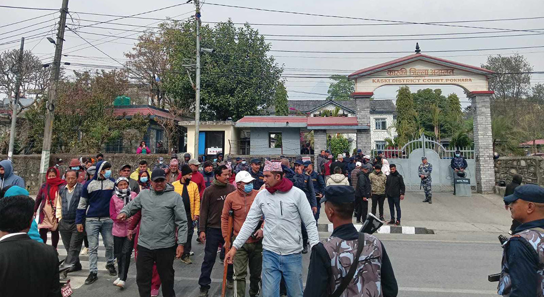 कास्कीमा रास्वपा कार्यकर्तालाई अदालत छिर्न दिएपछि सूर्यदर्शन सहकारीका बचतकर्ता प्रदर्शनमा