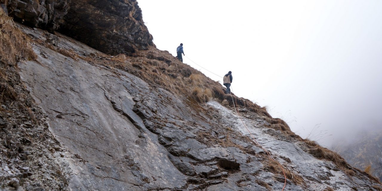 डोरीमा झुण्डीएर जोखिमपूर्ण यात्रा गर्नुपर्ने बाध्यता