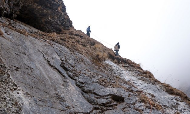 डोरीमा झुण्डीएर जोखिमपूर्ण यात्रा गर्नुपर्ने बाध्यता