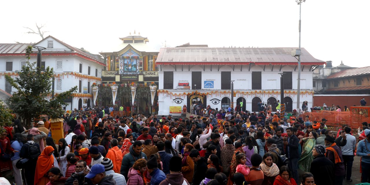 पशुपतिनाथमा दर्शनार्थीको घुँइचो (तस्बिरमा)