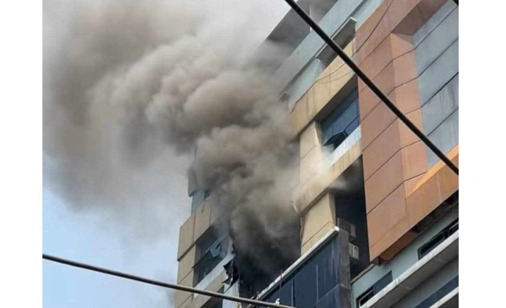 इटहरीको सेन्टर प्लाजामा आगलागी, फसेकाको उद्दारमा सुरक्षाकर्मी