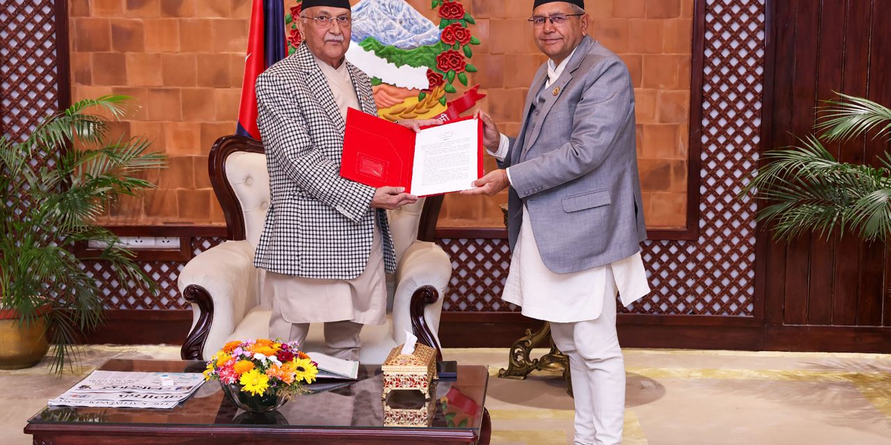 प्रधानमन्त्रीसमक्ष अन्तर-व्यवस्थापिका मञ्चको घोषणापत्र हस्तान्तरण