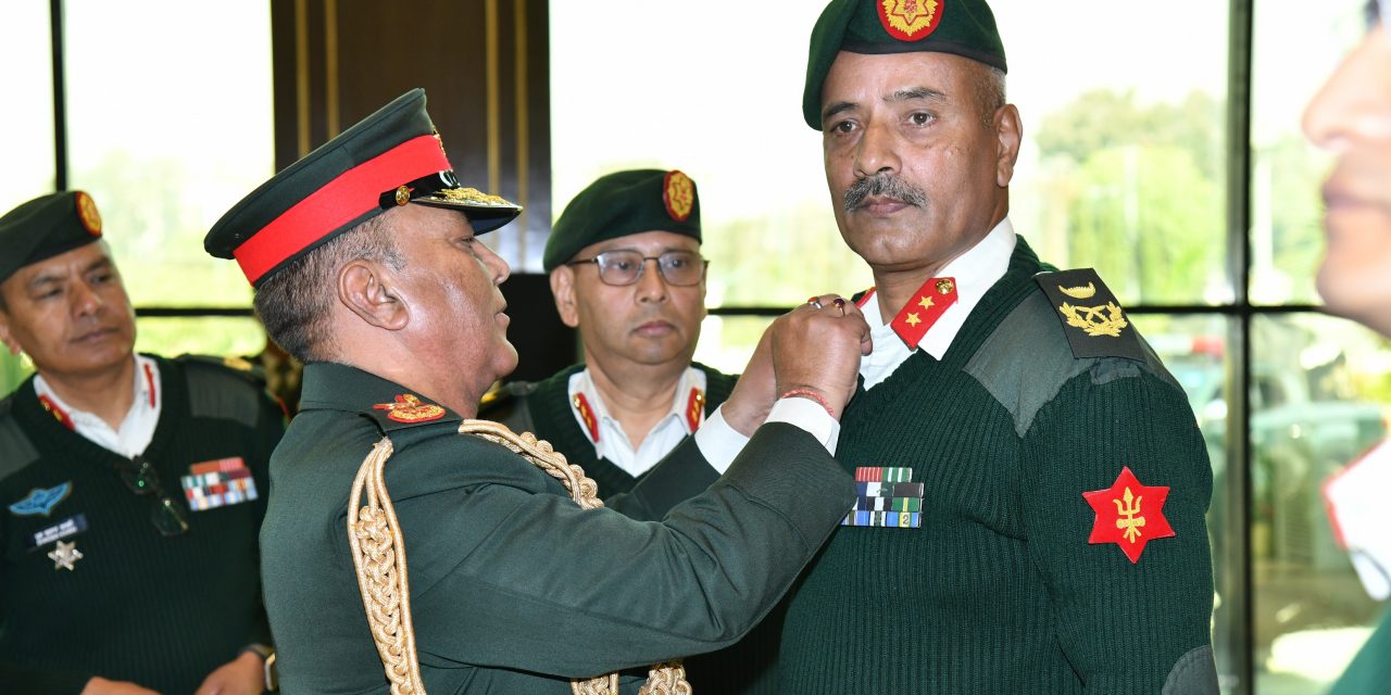 प्रधानसेनापतिद्वारा दर्ज्यानी चिह्न प्रदान