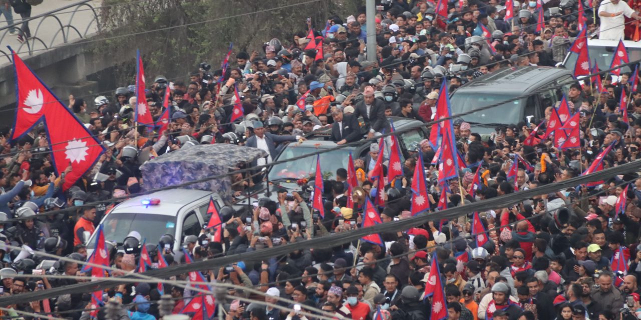 काठमाडौँ आइपुगे पूर्वराजा ज्ञानेन्द्र, एयरपोर्टमा समर्थकको स्वागत
