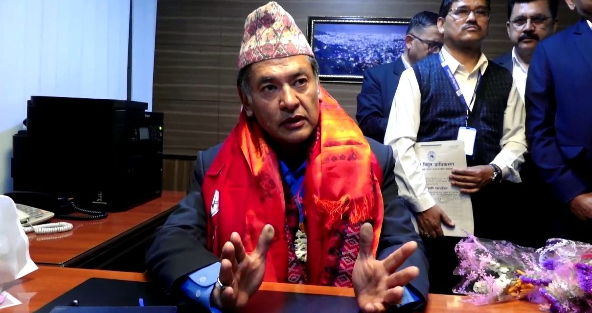 पदभार ग्रहण गर्दै हितेन्द्र शाक्यले भने : न्याय पाएँ, लोडसेडिङ हुने हल्ला निराधार