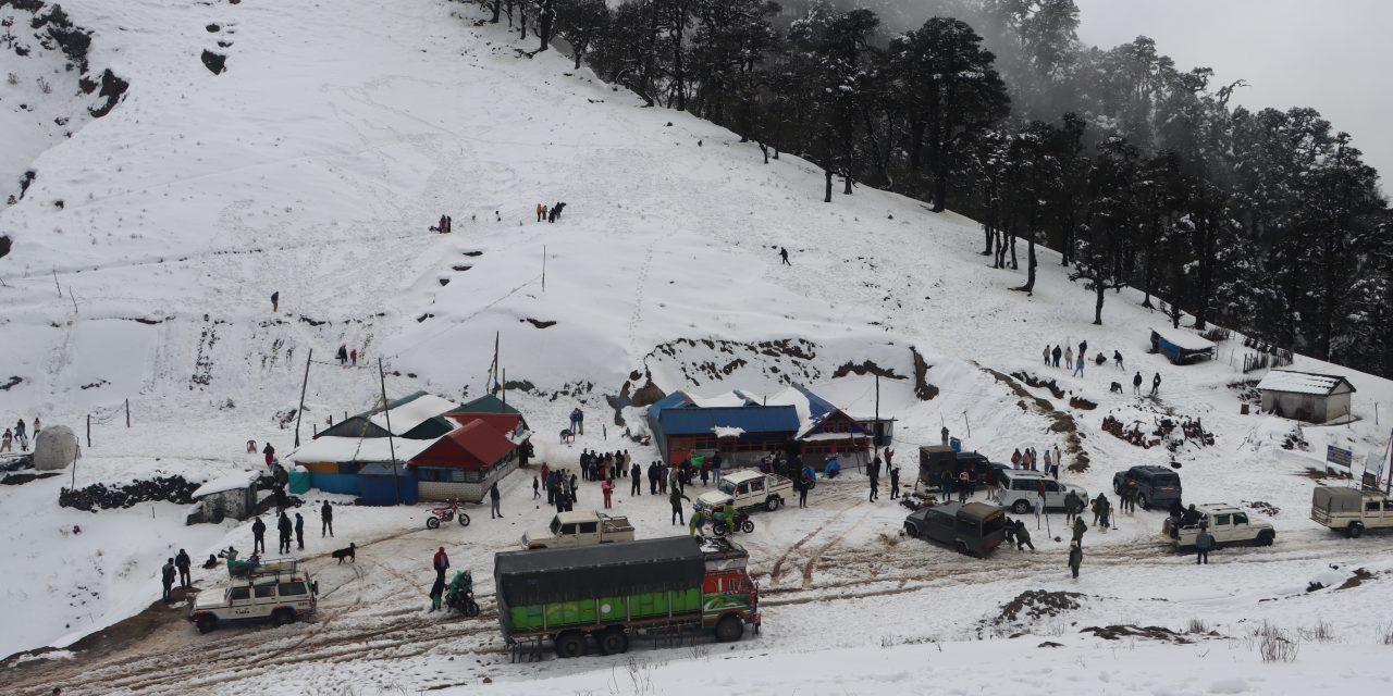 हिउँ खेल्न लोभिएका आन्तरिक पर्यटक रूकुम पूर्वमा