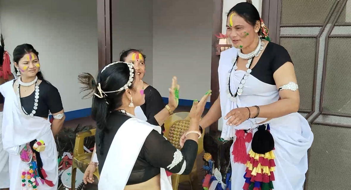 चितवनको थारु समुदायमा मनाइयो होली
