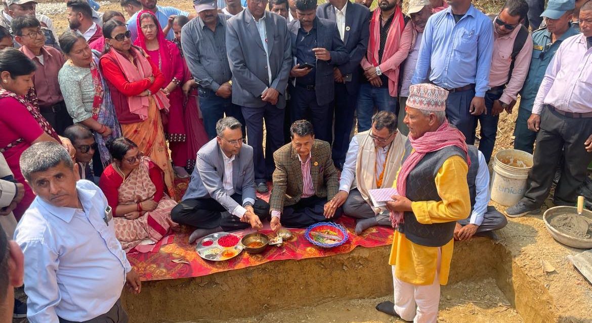 भारतीय सहकार्यमा बन्न लागेको त्रिभुवन माध्यमिक विद्यालय भवनको शिलान्यास