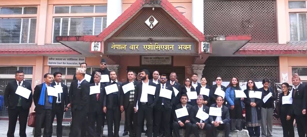 कानून व्यवसायीहरुद्वारा बार भवनमा प्रदर्शन (तस्बिरमा)
