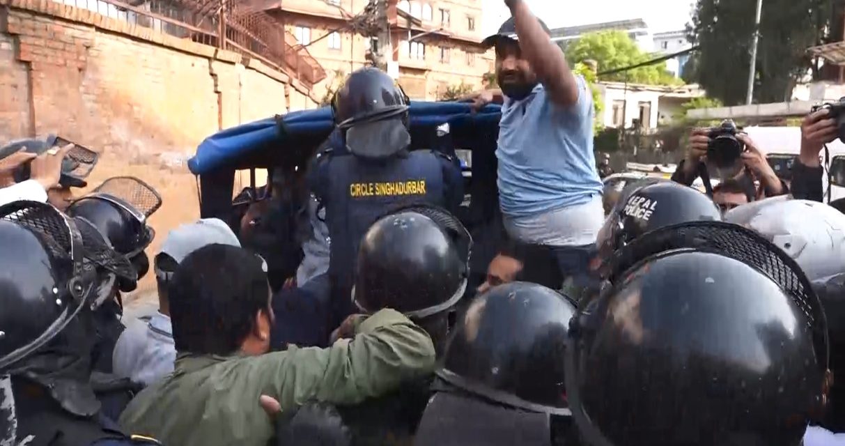 ऊर्जामन्त्रीको राजीनामा माग गर्दै प्रदर्शन गर्नेहरु पक्राउ