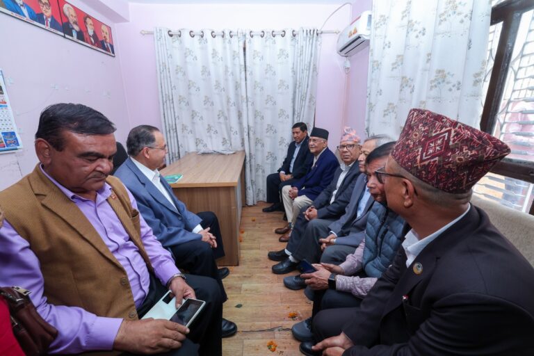 पहिलो पटक नेकपा एसको पार्टी कार्यालय पुगे प्रधानमन्त्री ओली