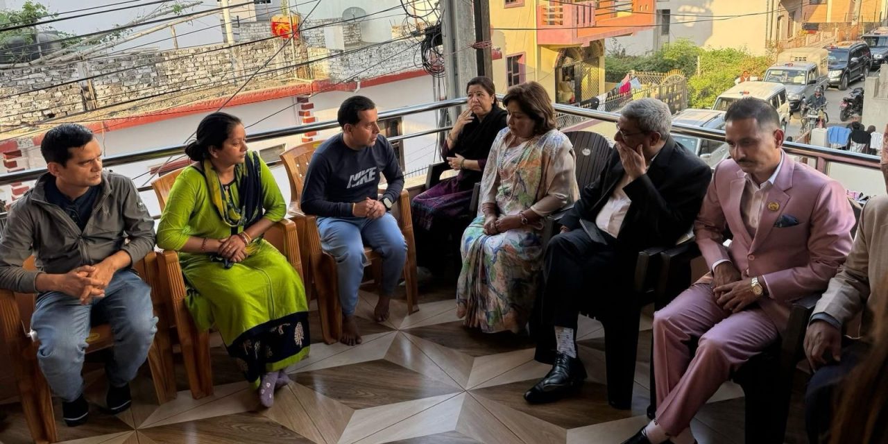आमाबुवालाई भेट्दै गृहमन्त्री र परराष्ट्रमन्त्रीले भने : प्रकृति लम्साललाई न्याय दिलाउँछौँ