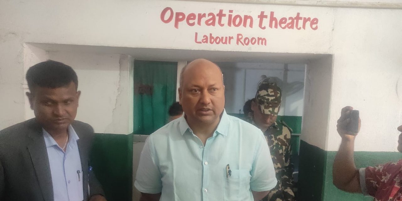 मुख्यमन्त्री सिँहद्वारा विभिन्न सात अस्पतालको अनुगमन