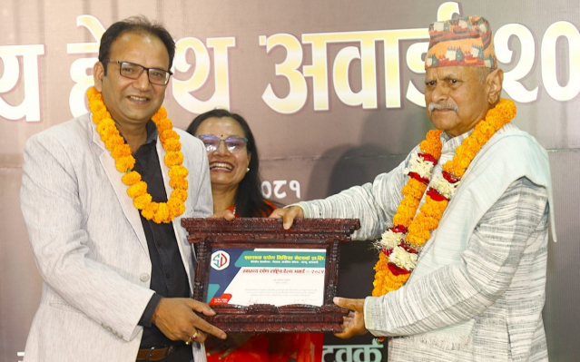 वरिष्ठ पत्रकार शालिक सुवेदी पूर्वराष्ट्रपति यादवबाट सम्मानित : ‘नेशनल हेल्थ अवार्ड’ बाट सुशोभित !