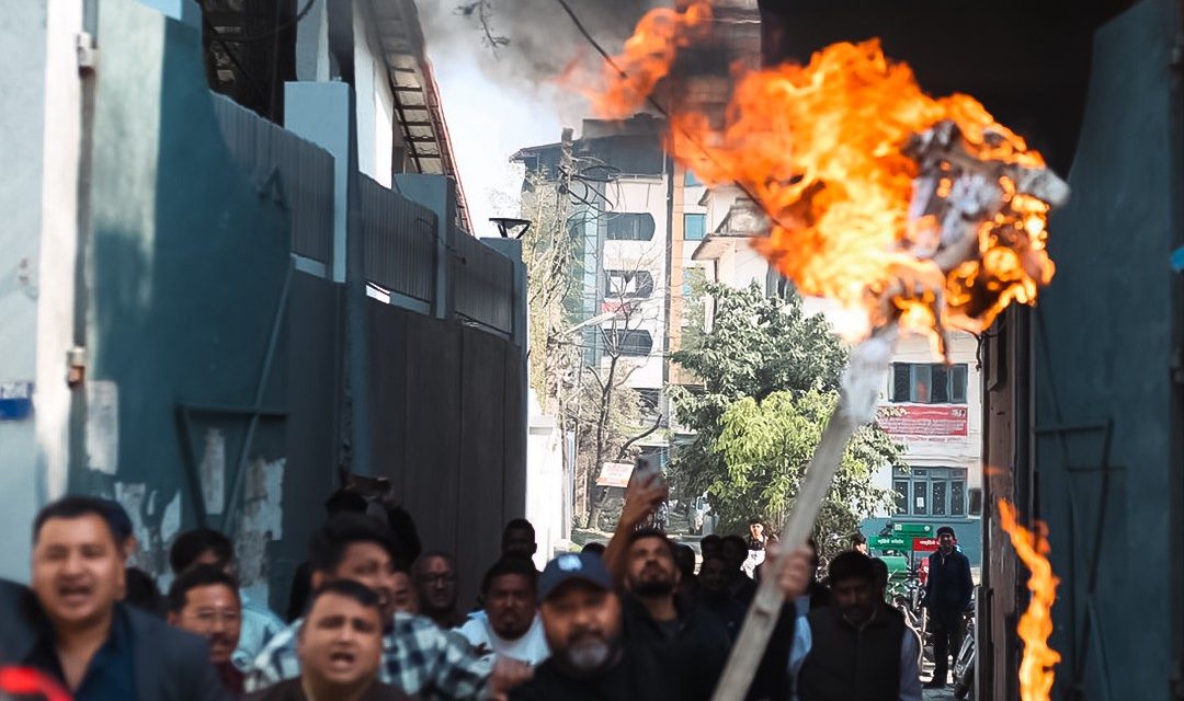 कुलमानलाई हटाएको भन्दै विद्यार्थीले  जलाए ऊर्जामन्त्रीको पुत्ला