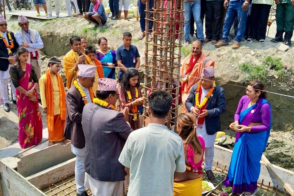 मोरङस्थित पञ्चायत माध्यमिक विद्यालयको विद्यालय भवन निर्माणको शिलान्यास