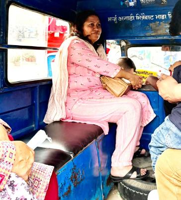 सफा टेम्पोमा भेटिइन् पूर्वमन्त्री विद्या भट्टराई, भन्छिन् – ‘मसँग अहिले सवारी छैन, टेम्पोमै आउजाउ गर्छु’
