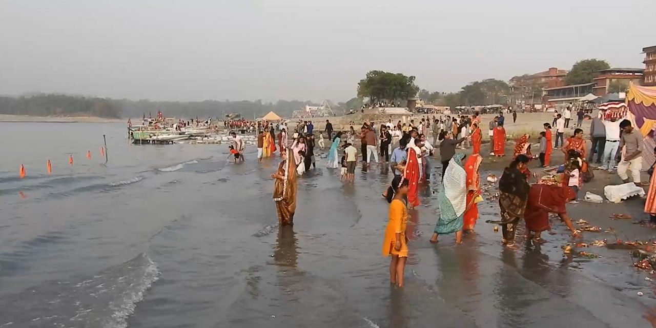 नारायणी नदी किनारमा चैते छठ मनाउनेको घुईंचो