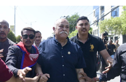 प्रहरी चंगुलबाट जोगिएर प्रदर्शनस्थल पुगे राप्रपा सांसद सिंह