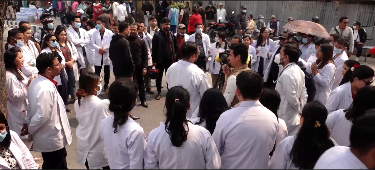 सहमतिपछि काममा फर्किए आवासीय चिकित्सक