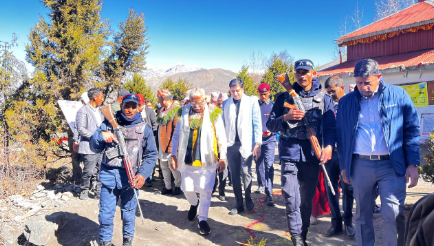 भारतीय विद्युत्मन्त्रीद्वारा मुक्तिनाथमा पूजार्चना