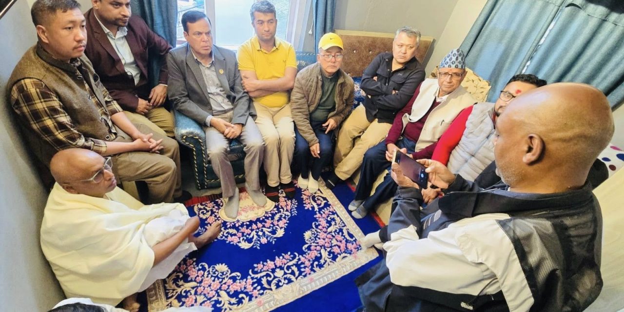 सुरेश रजकको परिवारलाई भेट्न घरमै पुगे राप्रपा अध्यक्ष लिङदेन