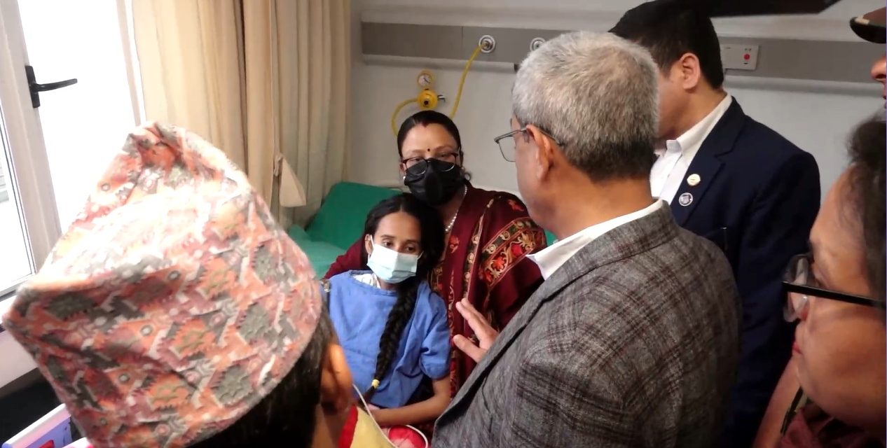 तीनकुने घटनामा घाइते भएकाको अवस्था बुझ्न अस्पताल पुगे गृहमन्त्री लेखक