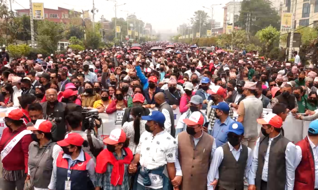 शिक्षकहरुद्वारा कालो मास्क लगाएर मौन प्रदर्शन
