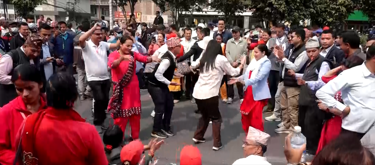 शिक्षक आन्दोलन : शान्तिपूर्ण रुपमा नाचगान गर्दै गरियो प्रदर्शन (तस्बिरमा)