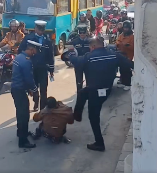 सामाजिक सञ्जालमा ट्राफिक प्रहरीद्वारा सर्वसाधारणमाथि कुटपिटको भिडिओ भाइरल(भिडियोसहित)