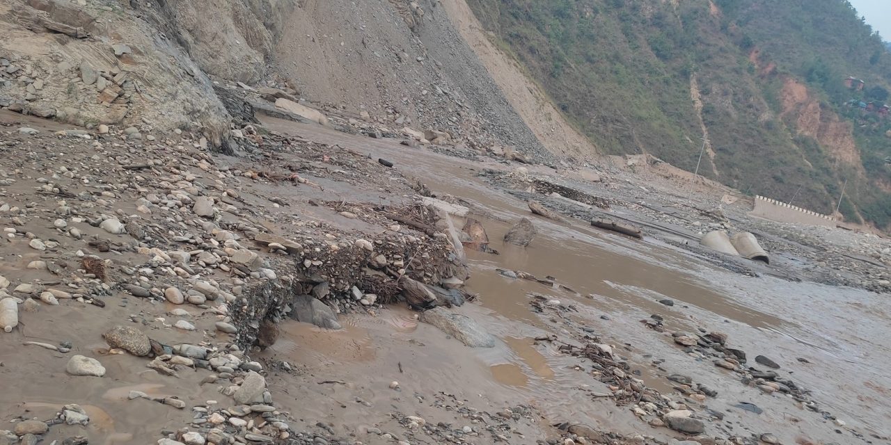 ८ घण्टादेखि बीपी राजमार्ग अवरुद्ध, बेपत्ता महिलाको खोजी गरिँदै
