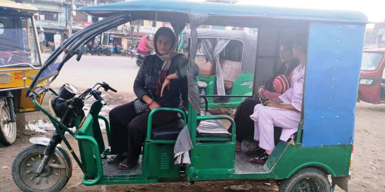 इ-रिक्सा चलाएर आत्मनिर्भर बन्दै महिला