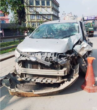 हात्तीवन सडकमा कार दुर्घटना : विद्युत् पोल भाँचिँदा यातायात अवरुद्ध, तीन घाइते
